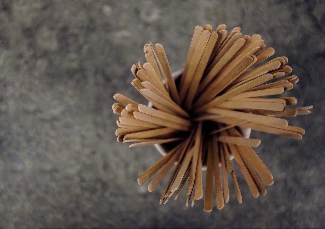 Comparaison entre les Agitateurs en Bois et en Bambou : Quel est le Meilleur Choix pour Votre Établissement ?