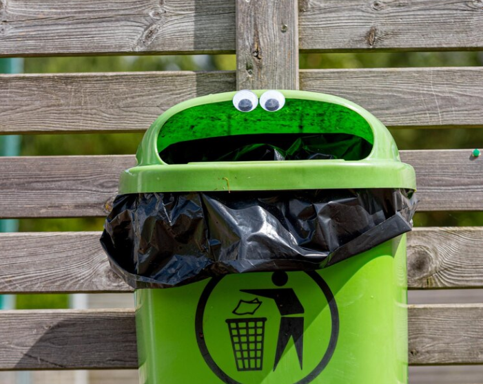 Comment faire tenir un sac poubelle dans une grande poubelle ?