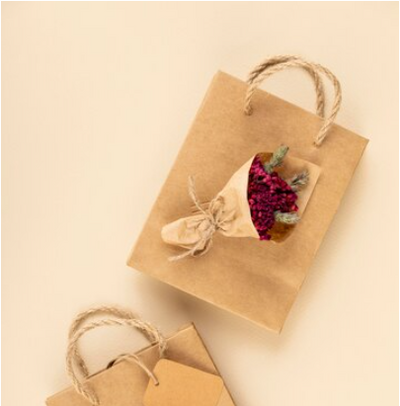Les différentes utilisations des sacs en kraft dans le commerce : de la vente de produits à l'emballage des cadeaux