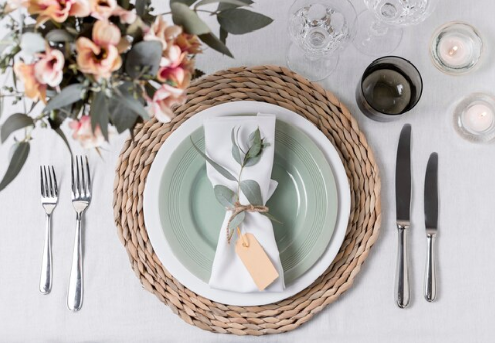 Comment organiser une table de manière élégante avec l'utilisation de serviettes en papier ?