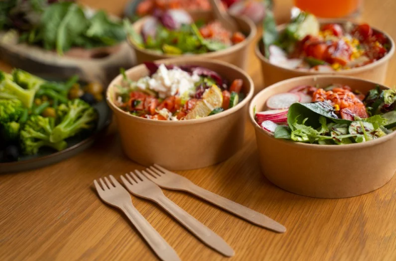 Liste de matériel pour bar à salade : Contenants et accessoires pour la vente à emporter