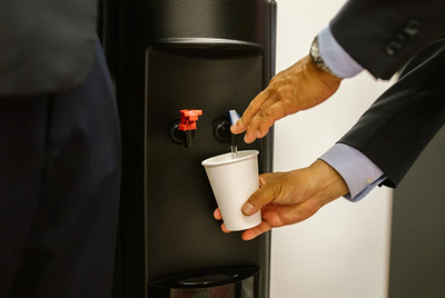 Les gobelets pour fontaine à eau : un élément clé de votre stratégie RSE