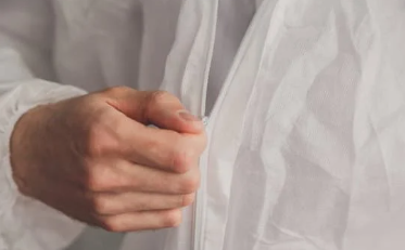 Combinaisons jetables pour les professionnels du bâtiment : une protection optimale contre les poussières et les éclaboussures