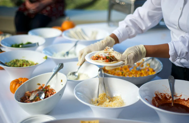 Liste de matériel pour traiteur : les emballages essentiels pour les livraisons et événements