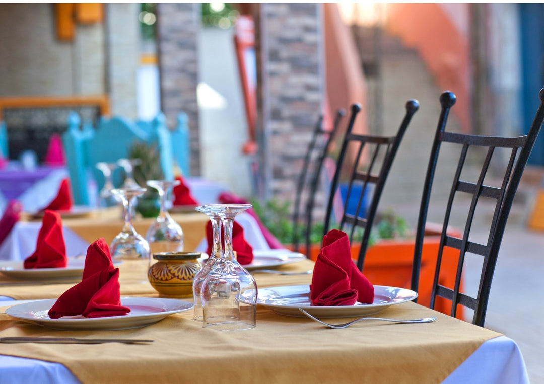 Table dressée avec des fourchettes design pour événement traiteur