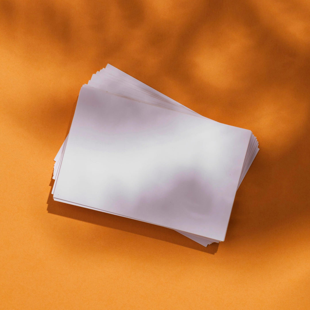 Pile de serviettes blanches sur fond orange