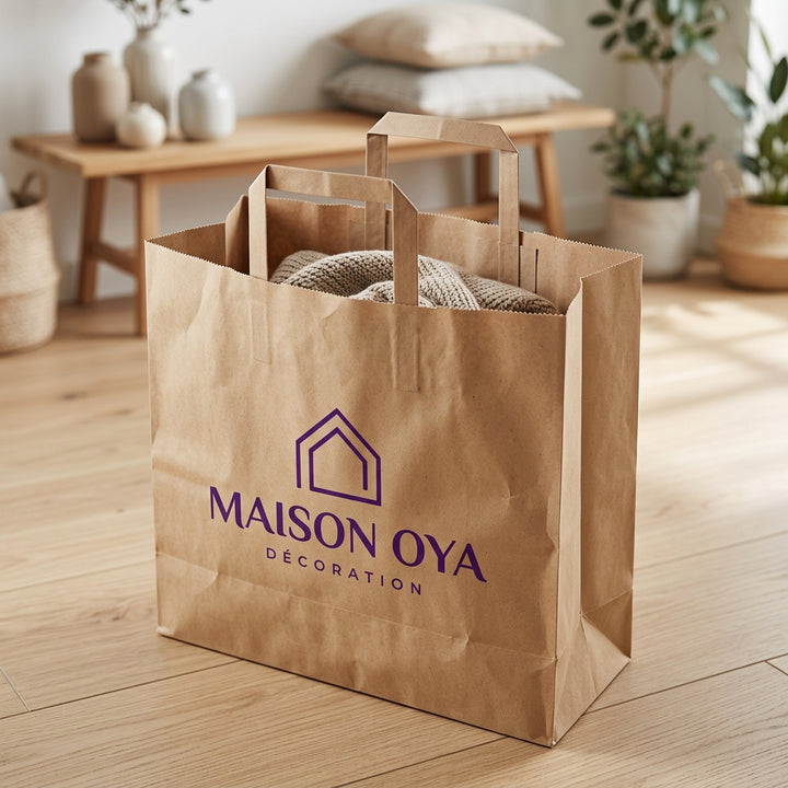 Sac papier kraft écru personnalisé 45 × 17 × 47 cm – exemple de logo imprimé en situation (magasin de décoration)