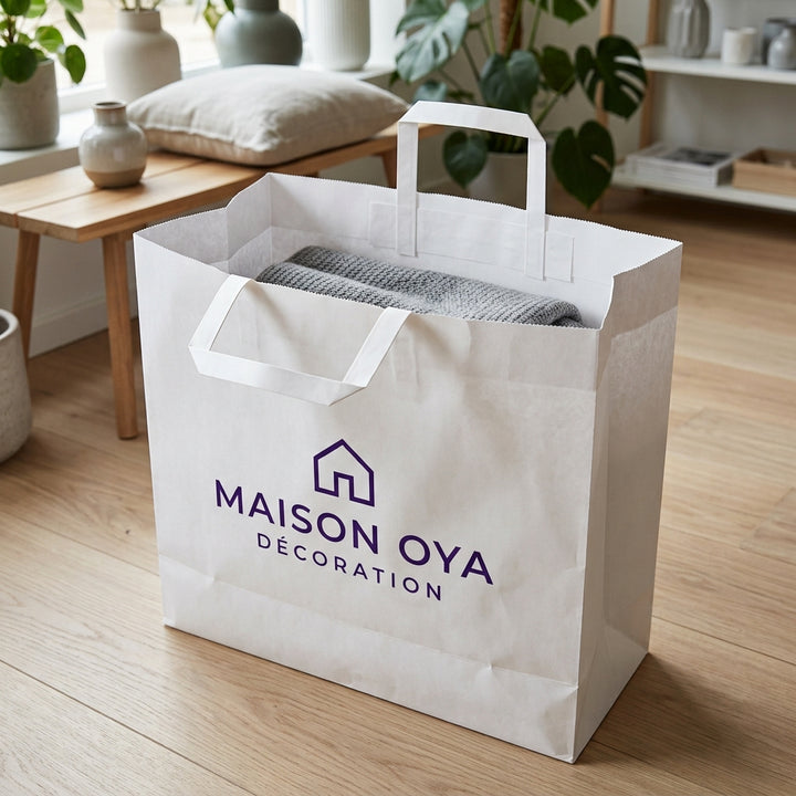 Sac papier blanc personnalisé 45 × 17 × 47 cm – exemple de logo imprimé en situation (magasin de décoration)